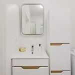 Lumina Stylish With Parking In Center Apartment *