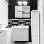 Lumina Stylish With Parking In Center Apartment *