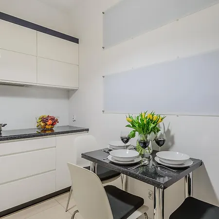 Lumina Stylish With Parking In Center Apartment *