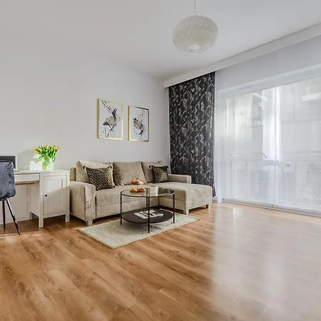 Lumina Stylish With Parking In Center Apartment