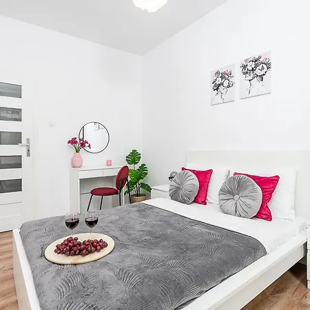 Lumina Stylish With Parking In Center Apartment Lodz (Lodz)