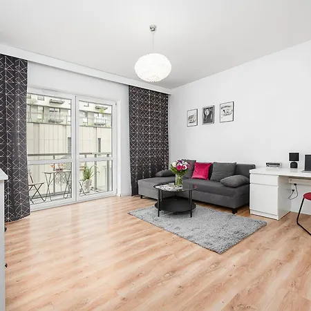 Lumina Stylish With Parking In Center