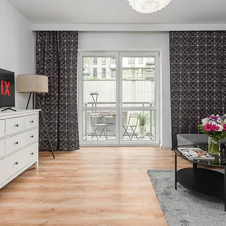 Lumina Stylish With Parking In Center Apartment