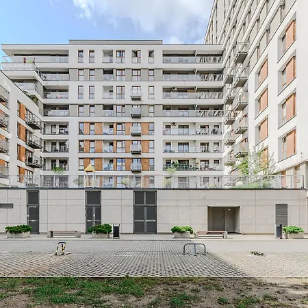 Lumina Stylish With Parking In Center Apartment