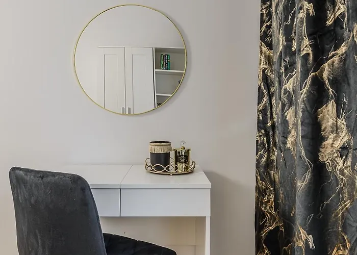 Lumina Stylish With Parking In Center *