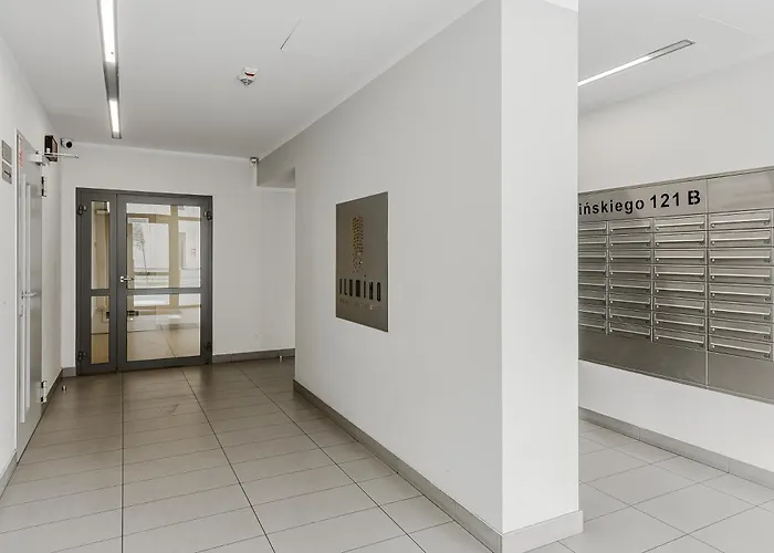 Lumina Stylish With Parking In Center *