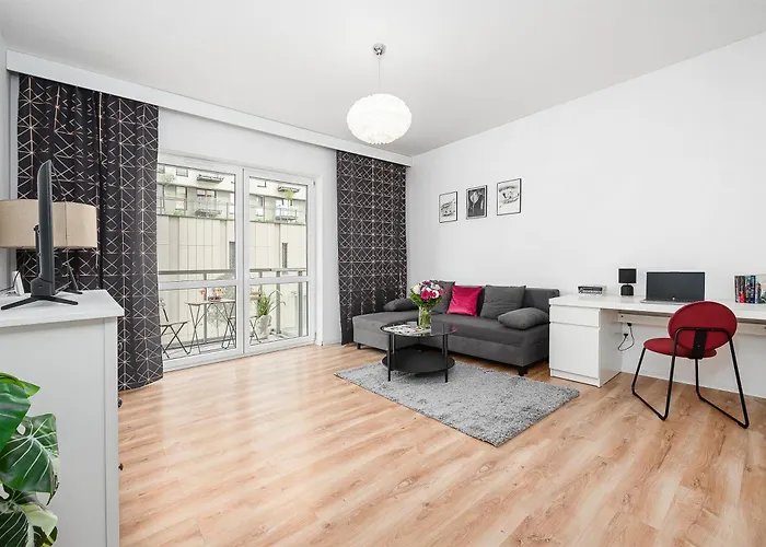 Lumina Stylish With Parking In Center