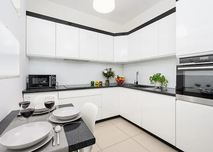 Lumina Stylish With Parking In Center *