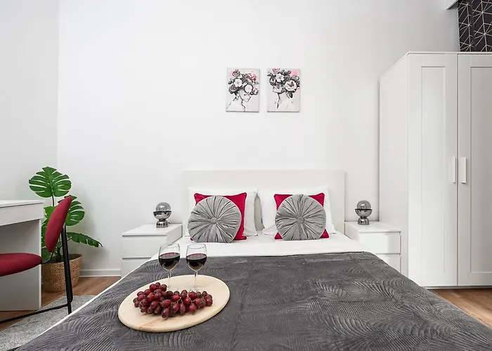 Lumina Stylish With Parking In Center